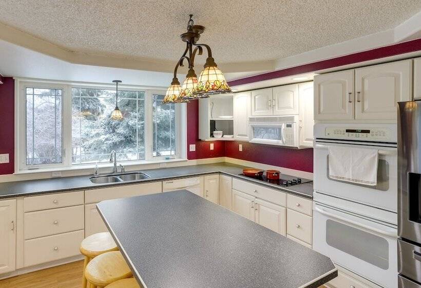 Spacious Fairbanks Home W/ Fireplaces!