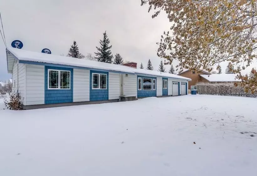 Spacious Fairbanks Home W/ Fireplaces!