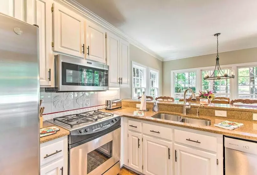 Stunning Lake Oconee Retreat W/ Pool Access!