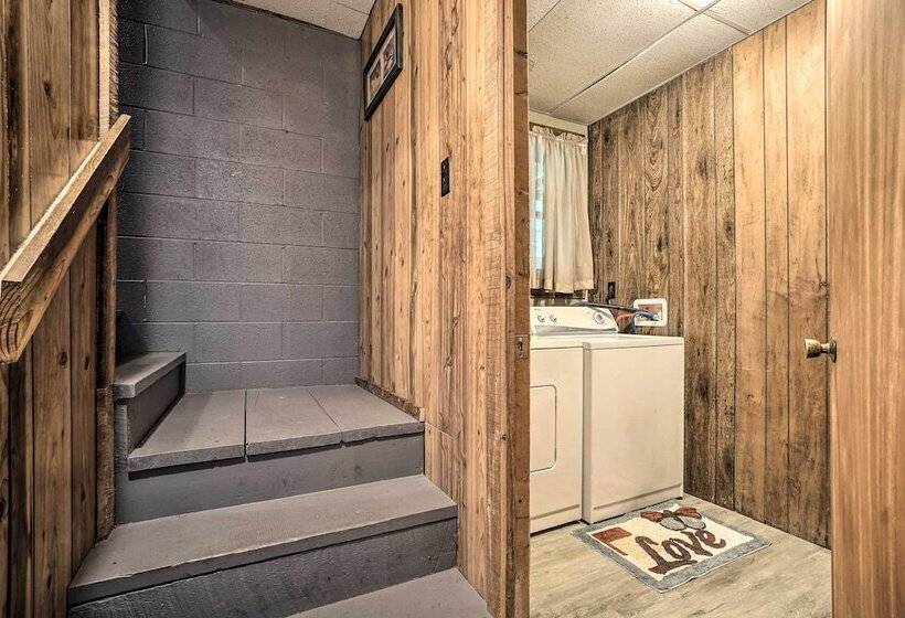 Hot Tub & Fire Pit: Trinity Oaks Escape