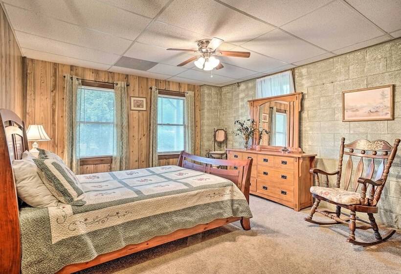 Hot Tub & Fire Pit: Trinity Oaks Escape