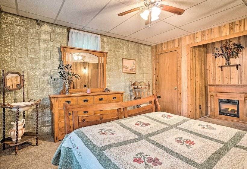 Hot Tub & Fire Pit: Trinity Oaks Escape