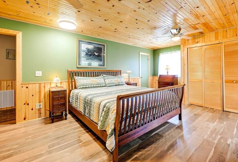 Hot Tub & Fire Pit: Trinity Oaks Escape