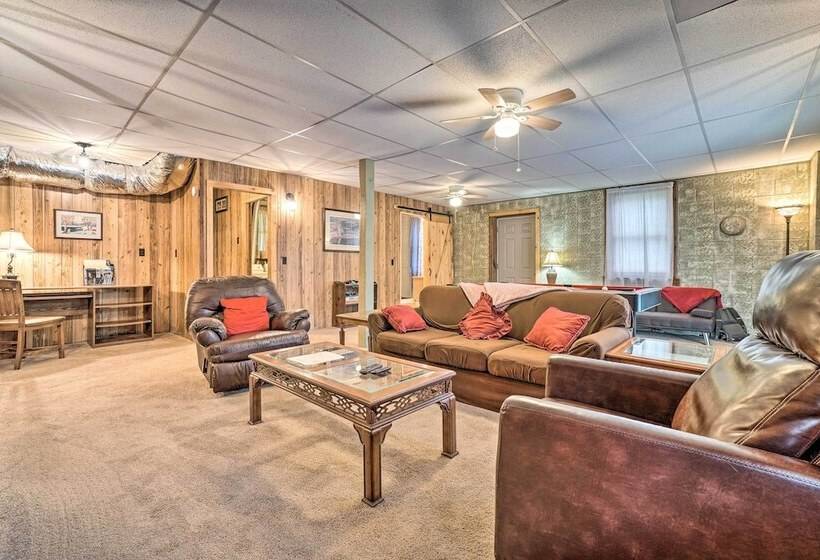 Hot Tub & Fire Pit: Trinity Oaks Escape