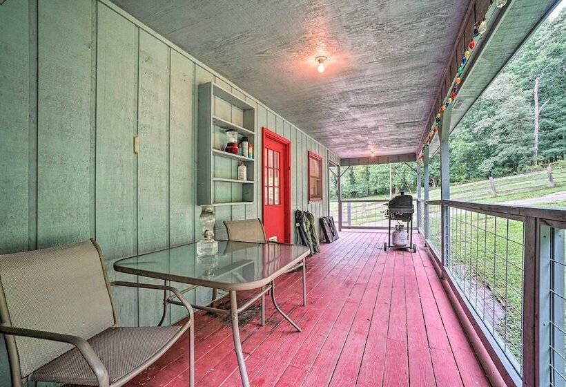 Hot Tub & Fire Pit: Trinity Oaks Escape