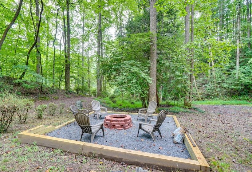 Wooded Blue Ridge Cabin: 2 Decks, Fire Pit!