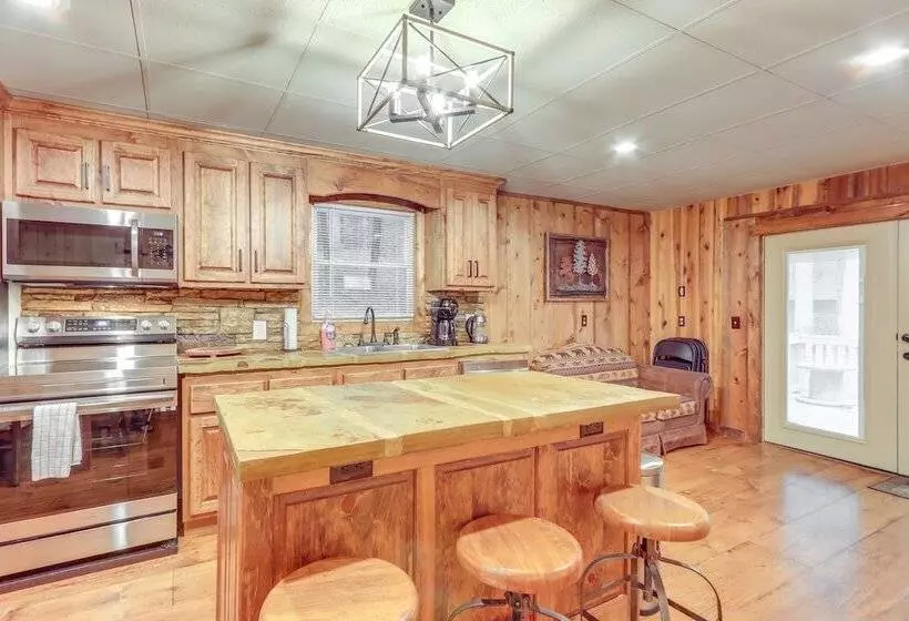 Wooded Blue Ridge Cabin: 2 Decks, Fire Pit!