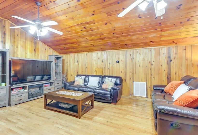 Wooded Blue Ridge Cabin: 2 Decks, Fire Pit!