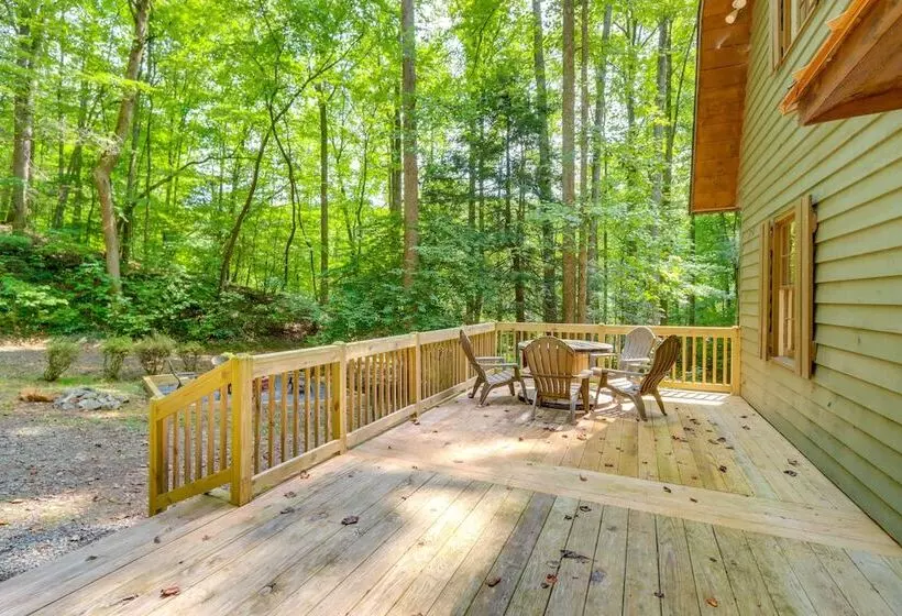 Wooded Blue Ridge Cabin: 2 Decks, Fire Pit!