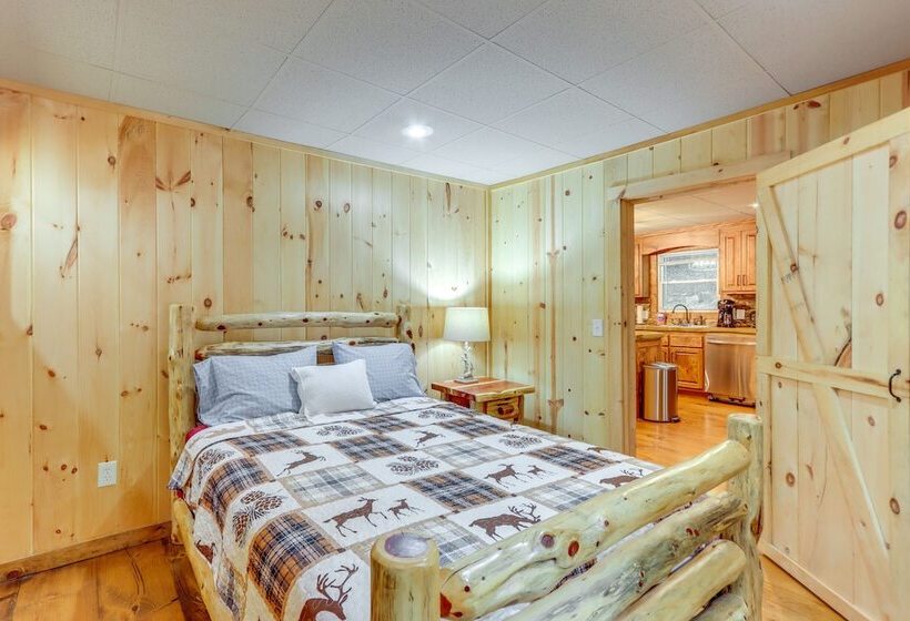 Wooded Blue Ridge Cabin: 2 Decks, Fire Pit!