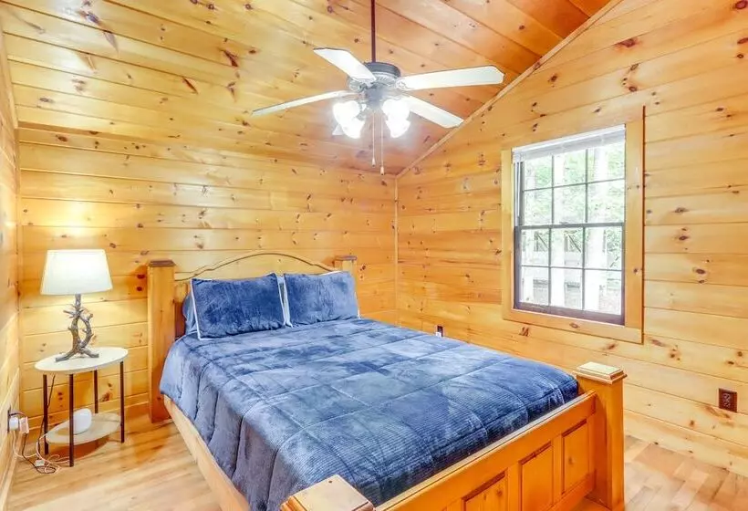Wooded Blue Ridge Cabin: 2 Decks, Fire Pit!