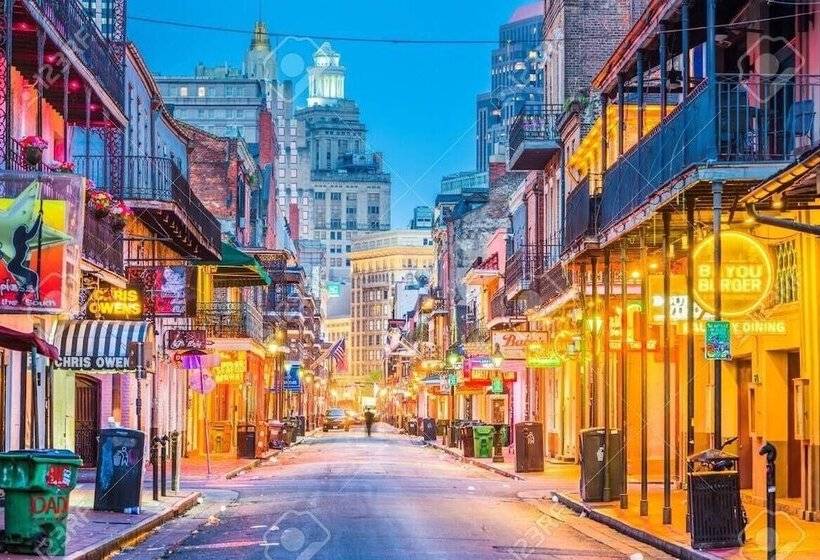 7 Br Sleeps 15! Famous Lakefront By Yourent!