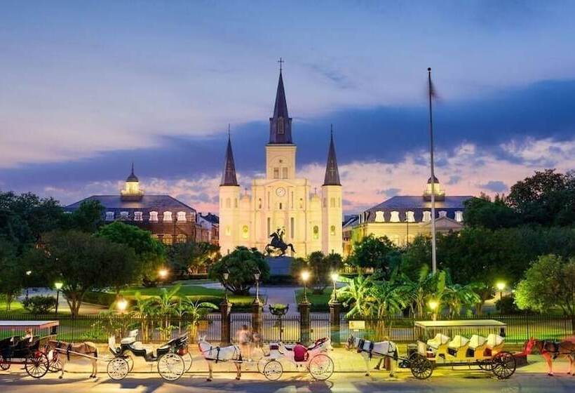 7 Br Sleeps 15! Famous Lakefront By Yourent!