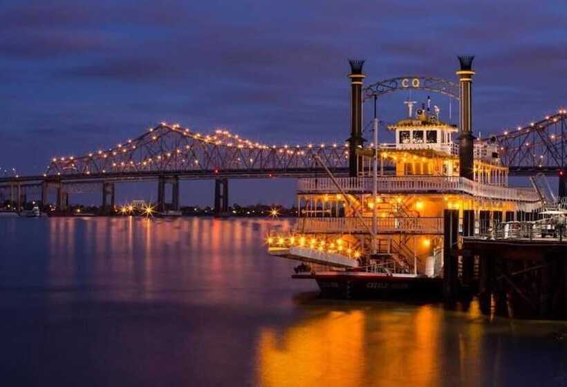 7 Br Sleeps 15! Famous Lakefront By Yourent!