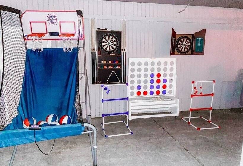 7 Br Sleeps 15! Famous Lakefront By Yourent!