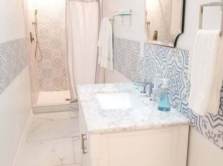 7 Br Sleeps 15! Famous Lakefront By Yourent!