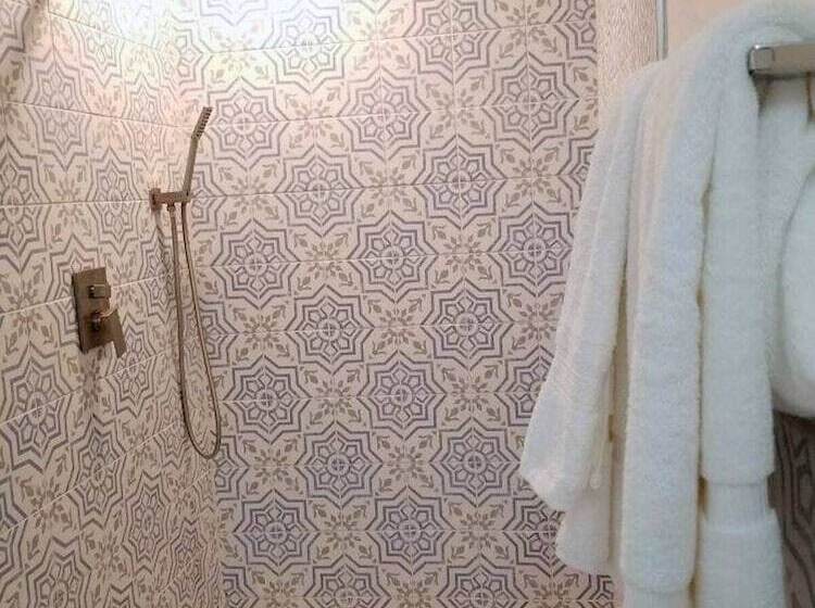 7 Br Sleeps 15! Famous Lakefront By Yourent!