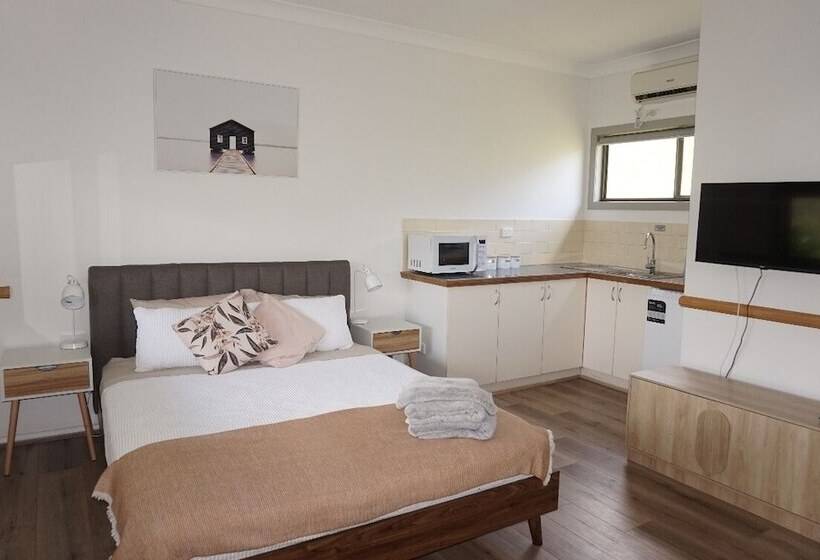 Altamira Along Bakers Creek