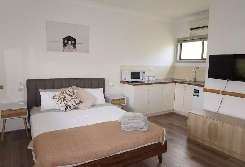 Altamira Along Bakers Creek