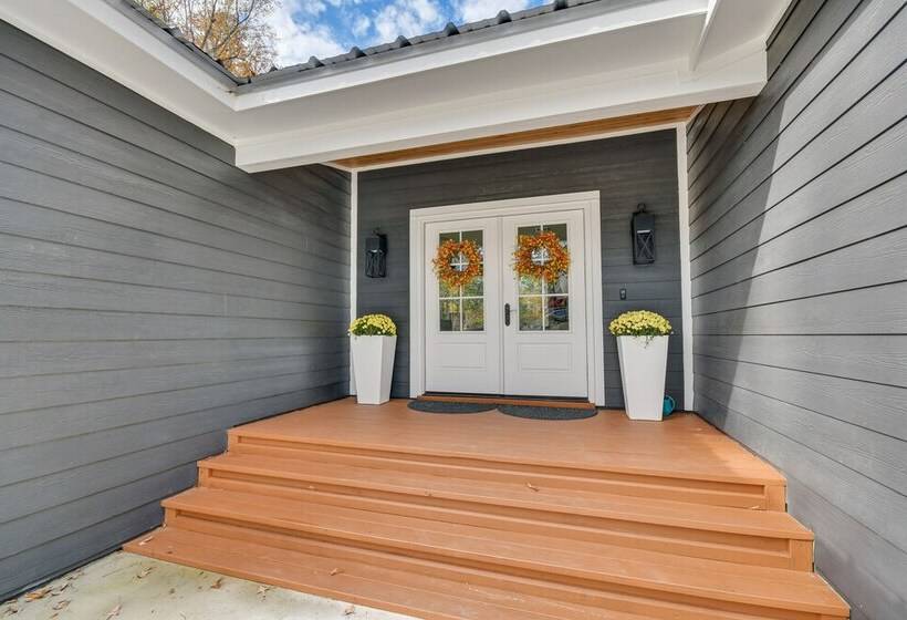 Beachfront Dadeville Family Escape On Lake Martin!