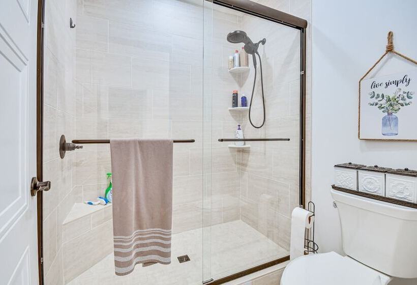 Beachfront Dadeville Family Escape On Lake Martin!