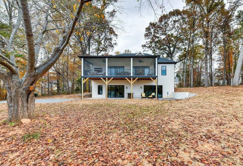 Bright Mooresville Retreat, Steps To Lake Norman!