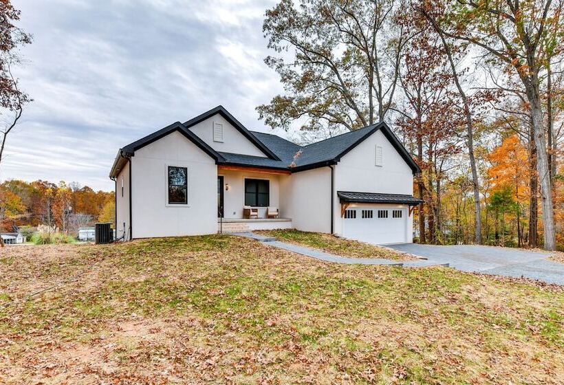 Bright Mooresville Retreat, Steps To Lake Norman!