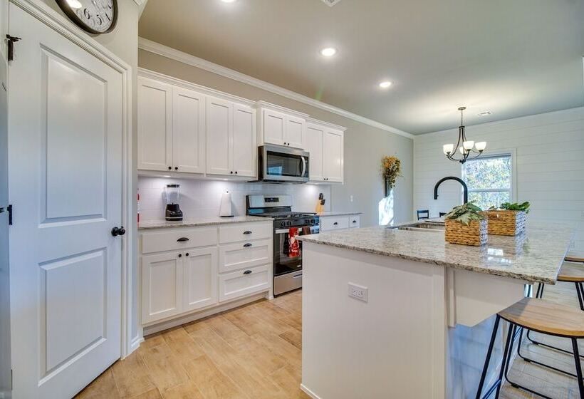 Charming Grove Home W/ Deck Near Grand Lake!