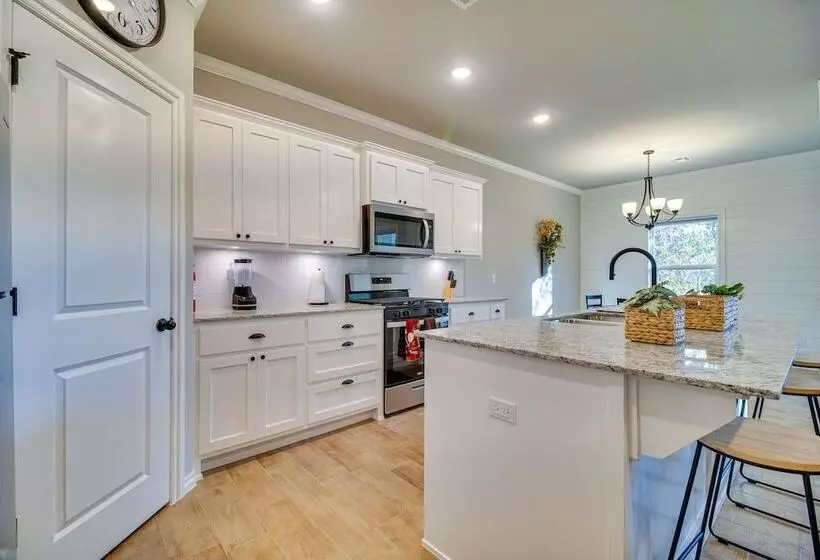 Charming Grove Home W/ Deck Near Grand Lake!