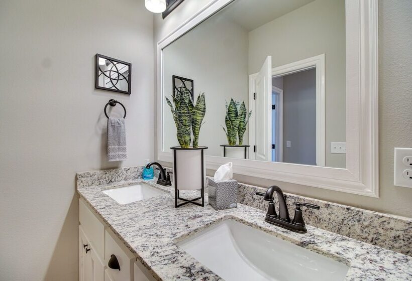 Charming Grove Home W/ Deck Near Grand Lake!