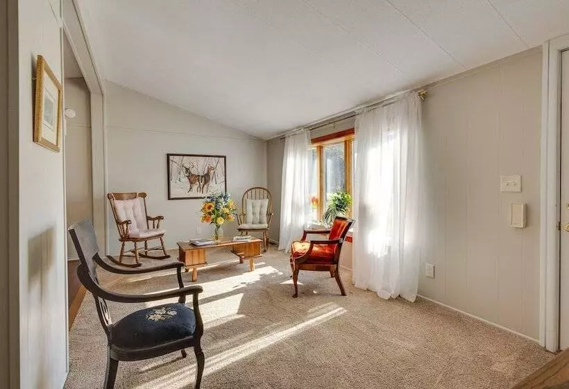 Cozy Huntingdon Escape: 19 Mi To Penn State Univ!