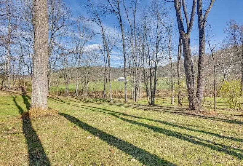 Cozy Huntingdon Escape: 19 Mi To Penn State Univ!