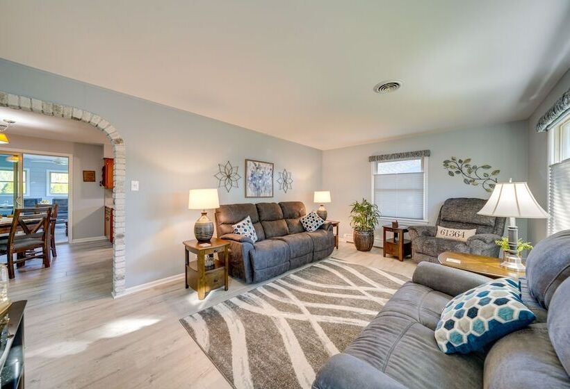 Coty S House Illinois Getaway W/ Bar: Near Golf!