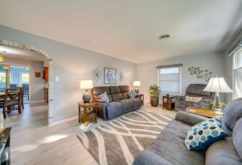 Coty S House  Illinois Getaway W/ Bar: Near Golf!