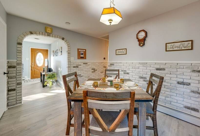 Coty S House Illinois Getaway W/ Bar: Near Golf!