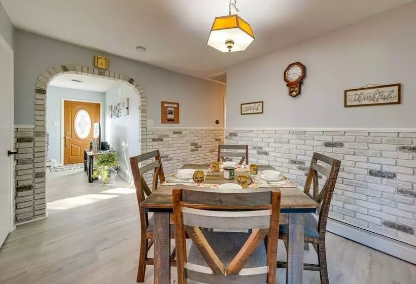 Coty S House  Illinois Getaway W/ Bar: Near Golf!
