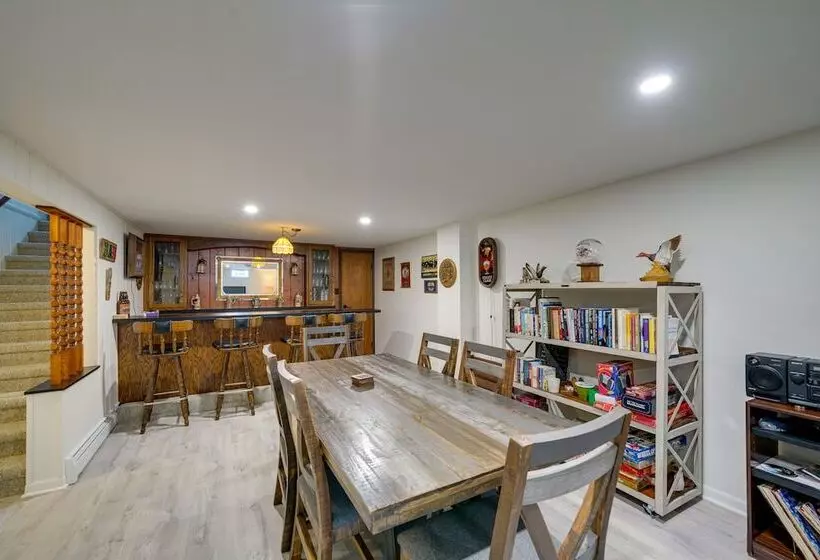 Coty S House  Illinois Getaway W/ Bar: Near Golf!