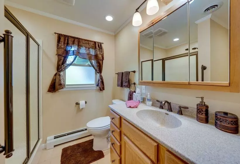 Coty S House  Illinois Getaway W/ Bar: Near Golf!