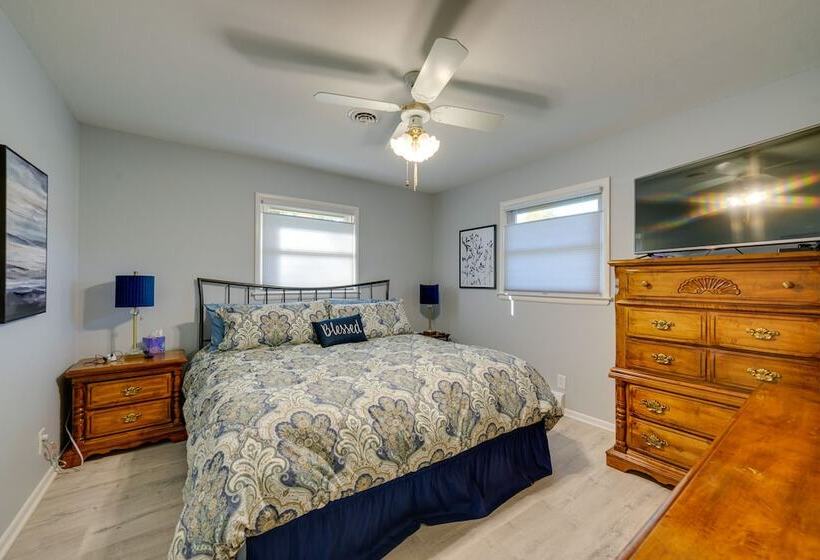 Coty S House Illinois Getaway W/ Bar: Near Golf!