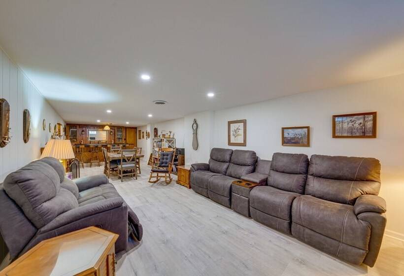 Coty S House Illinois Getaway W/ Bar: Near Golf!