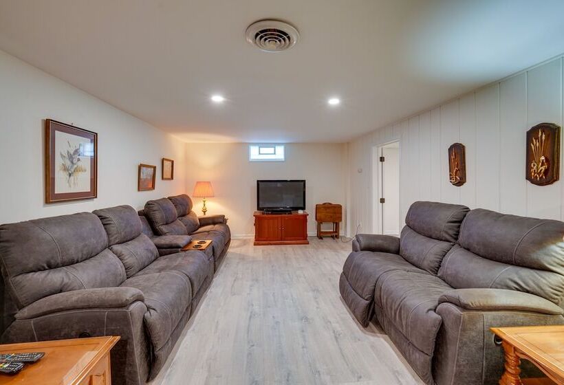 Coty S House Illinois Getaway W/ Bar: Near Golf!