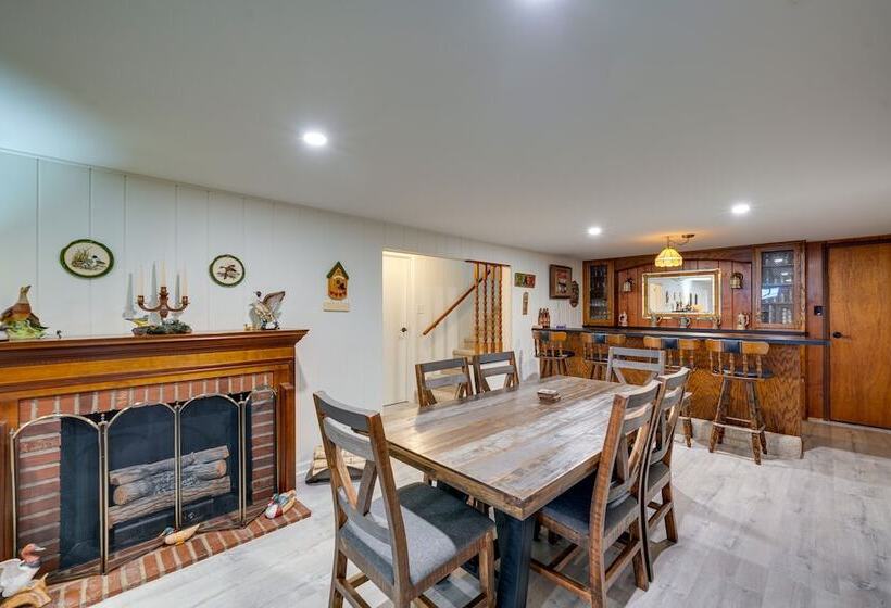 Coty S House Illinois Getaway W/ Bar: Near Golf!