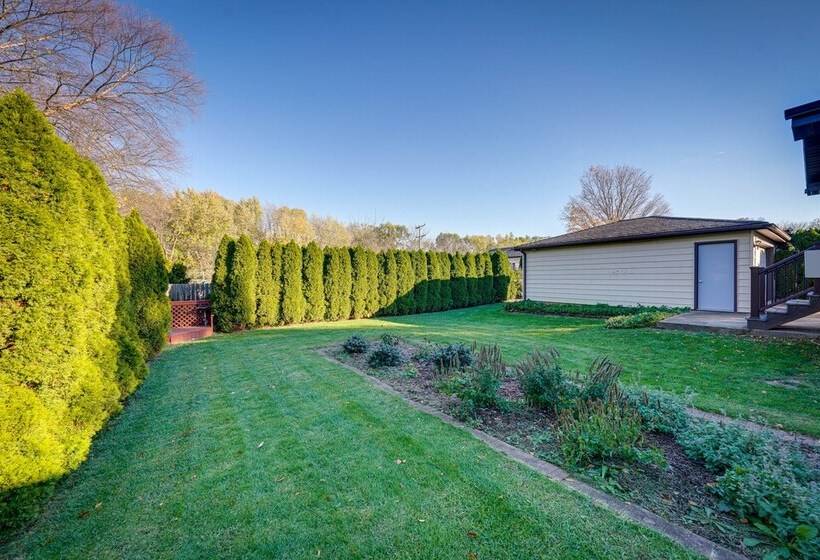 Coty S House Illinois Getaway W/ Bar: Near Golf!