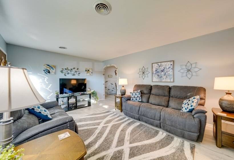 Coty S House Illinois Getaway W/ Bar: Near Golf!