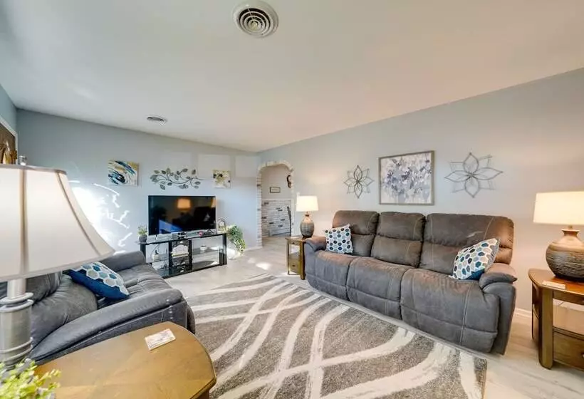 Coty S House  Illinois Getaway W/ Bar: Near Golf!