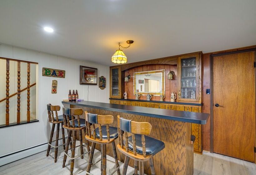 Coty S House Illinois Getaway W/ Bar: Near Golf!