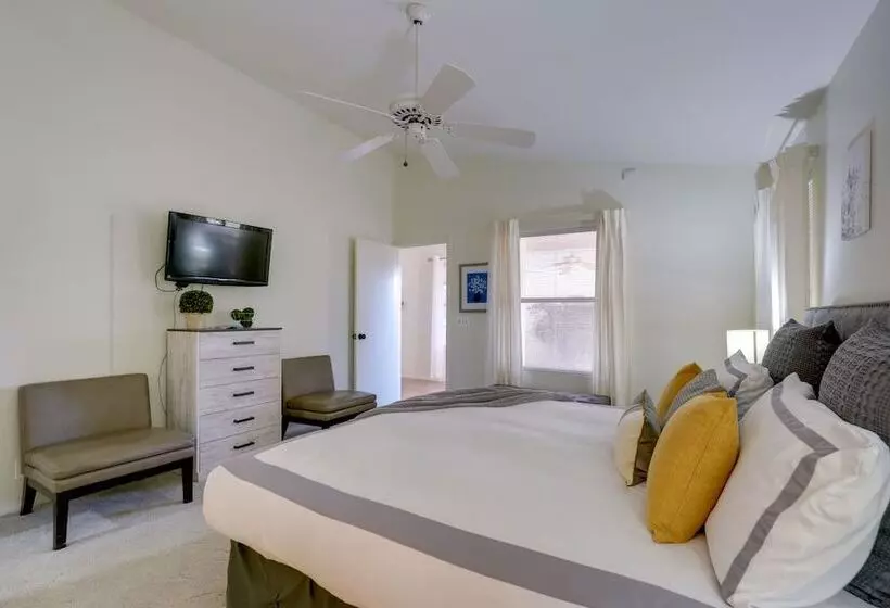Glendale Home On A Golf Course W/ Patio & Views!