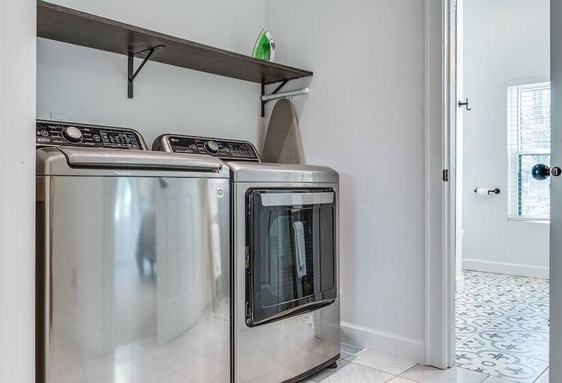 Indianapolis House ~ 3 Mi To Downtown Indy!