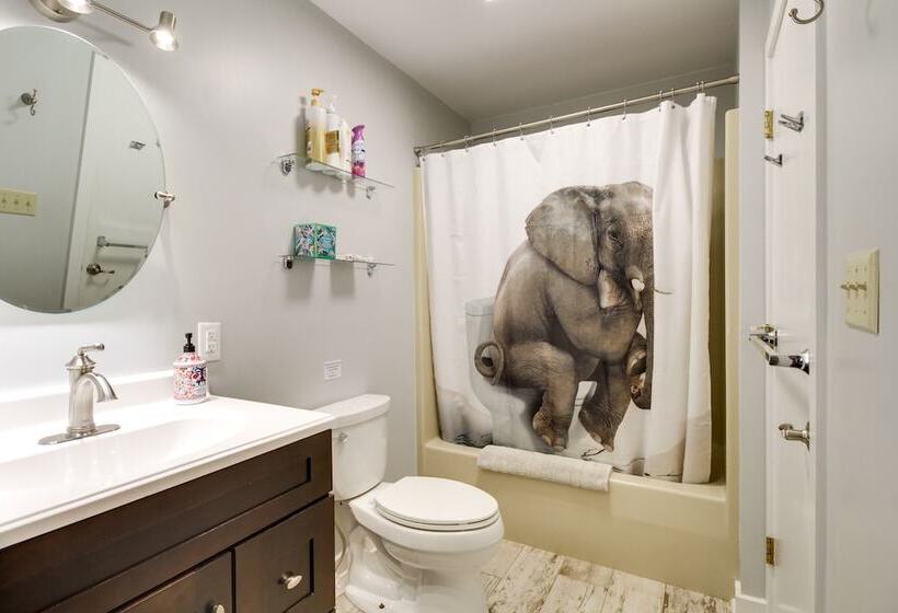 Inviting Charlottesville Retreat W/ Pool & Hot Tub