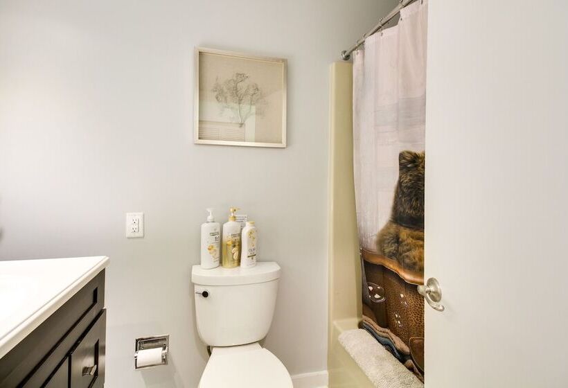 Inviting Charlottesville Retreat W/ Pool & Hot Tub